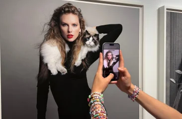 Inez & Vinoodh, Taylor Swift and Benjamin – Time Magazine, 2023, vriendschapsarmbandje actie, Kunstmuseum Den Haag. Een model poseert met een kat op haar schouder in een galerie.